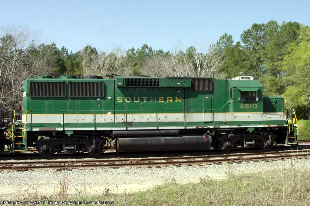 Southern Railwcy (Norfolk Southern) GP59 #4610 builds G99's train